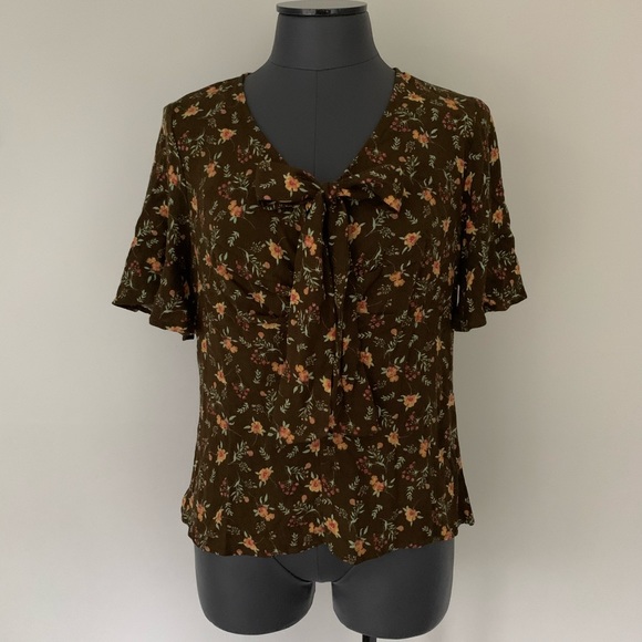CHARMING CHARLIE Olive Floral Short Bell Fall Top - Picture 1 of 8